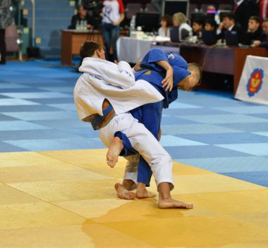 Orenburg, Rusya Federasyonu - 21 Ekim 2017: Boys V. S. Çernomirdin anısına adanmış kız ve erkek çocuklar arasında tüm Rus Judo turnuvasında Judo rekabet