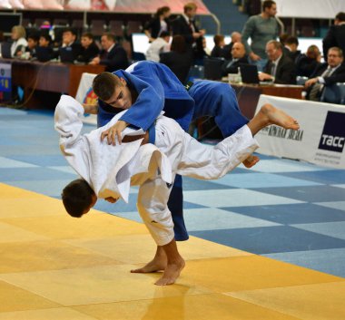 Orenburg, Rusya Federasyonu - 21 Ekim 2017: Boys V. S. Çernomirdin anısına adanmış kız ve erkek çocuklar arasında tüm Rus Judo turnuvasında Judo rekabet