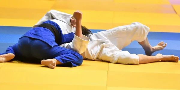 Två Tjejer Judoka Kimono Tävlar Tatamin — Stockfoto