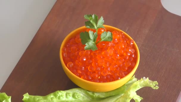 Caviar Rojo Verduras Frescas Tabla Cortar — Vídeo de stock