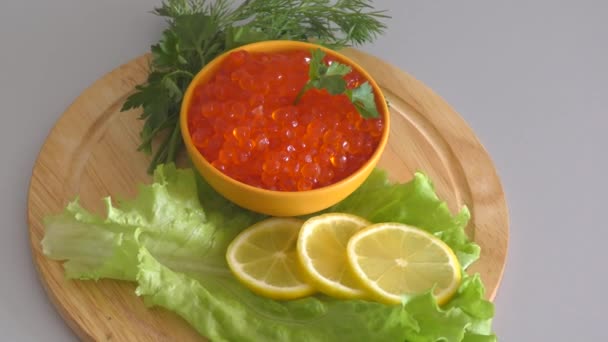 Caviar Rojo Verduras Frescas Tabla Cortar — Vídeo de stock