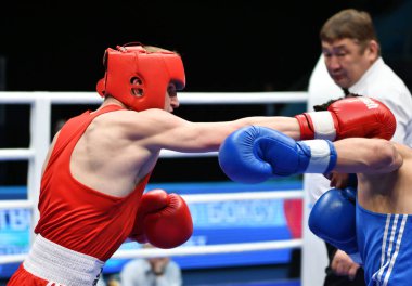 Orenburg, Rusya - 7 Mayıs 2017: Çocuk boksörler arasında 1999-2000 yılları arasında Rusya Şampiyonası 'na katılan boksörler