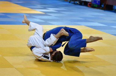 Orenburg, Rusya Federasyonu - 21 Ekim 2017: Boys V. S. Çernomirdin anısına adanmış kız ve erkek çocuklar arasında tüm Rus Judo turnuvasında Judo rekabet