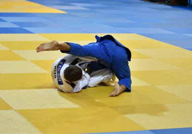 Orenburg, Rusya Federasyonu - 21 Ekim 2017: Boys V. S. Çernomirdin anısına adanmış kız ve erkek çocuklar arasında tüm Rus Judo turnuvasında Judo rekabet
