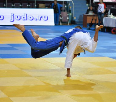 Orenburg, Rusya Federasyonu - 21 Ekim 2017: Boys V. S. Çernomirdin anısına adanmış kız ve erkek çocuklar arasında tüm Rus Judo turnuvasında Judo rekabet