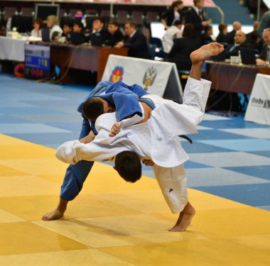 Orenburg, Rusya Federasyonu - 21 Ekim 2017: Boys V. S. Çernomirdin anısına adanmış kız ve erkek çocuklar arasında tüm Rus Judo turnuvasında Judo rekabet
