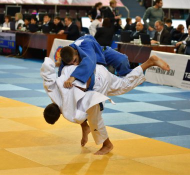 Orenburg, Rusya Federasyonu - 21 Ekim 2017: Boys V. S. Çernomirdin anısına adanmış kız ve erkek çocuklar arasında tüm Rus Judo turnuvasında Judo rekabet