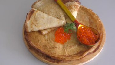 Kesme tahtasının üzerinde kırmızı havyarlı gözleme.