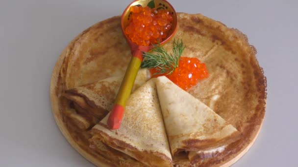 Pancake Con Caviale Rosso Sul Tagliere — Video Stock