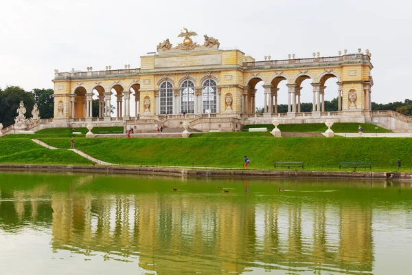 Glorietta park Schonbrunn palota — Stock Fotó