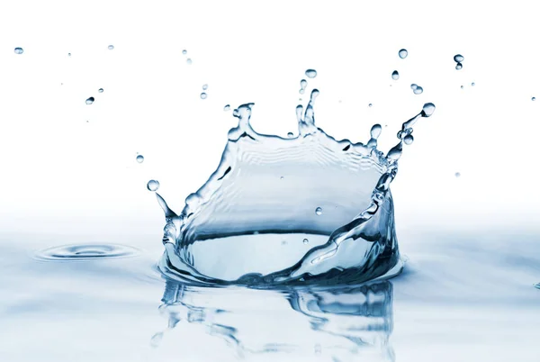 Spritzer auf der Wasseroberfläche — Stockfoto