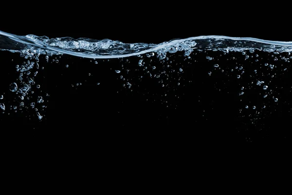 Vodní hladiny na černém pozadí s zvlnění a bubliny — Stock fotografie