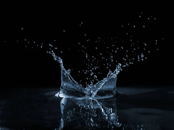 Salpicadura en la superficie del agua — Foto de Stock