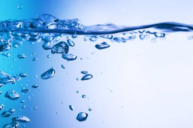 Su yüzeyi dalgalanma ve kabarcık ile