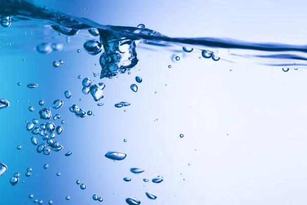 Superficie de agua con ondulación y burbuja — Foto de Stock