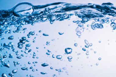 Su yüzeyi dalgalanma ve kabarcık ile