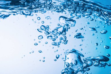 Su yüzeyi dalgalanma ve kabarcık ile