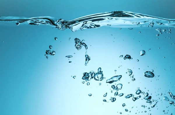 Stříkající vodě s zvlnění a bubliny — Stock fotografie