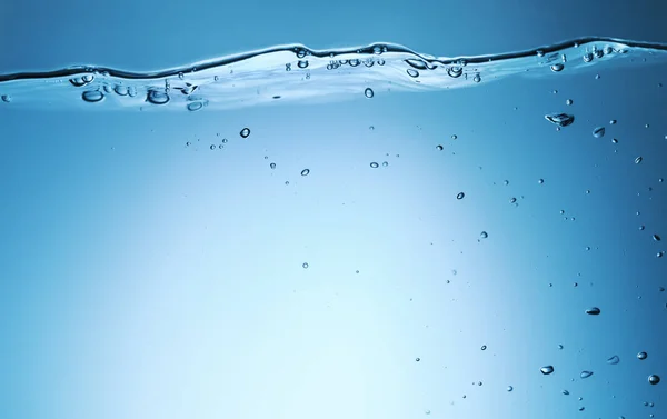 Salpicadura de agua con ondulación y burbuja — Foto de Stock