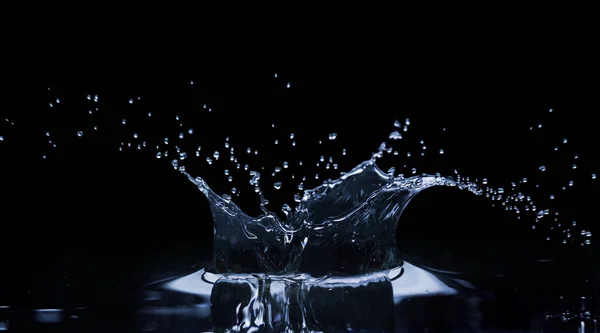 Spritzer auf der Wasseroberfläche — Stockfoto