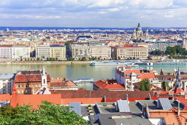 Budapest. Vista sobre el Danubio y la Basílica de San Esteban — Foto de Stock