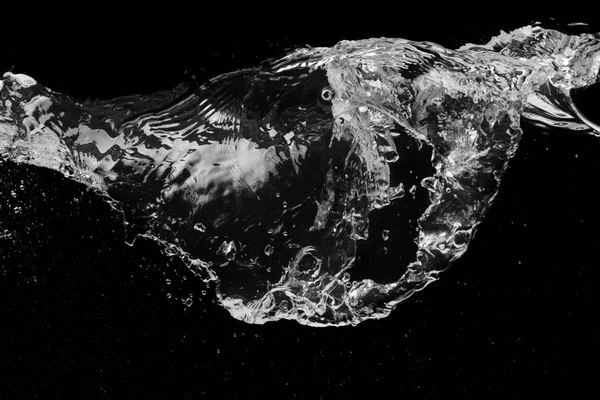 Брызги воды на черном — стоковое фото