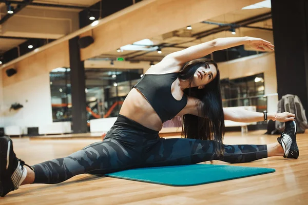 Germe Mavi Yoga Mat Spor Salonunda Asana Poz Çalışmadan Sonra — Stok fotoğraf