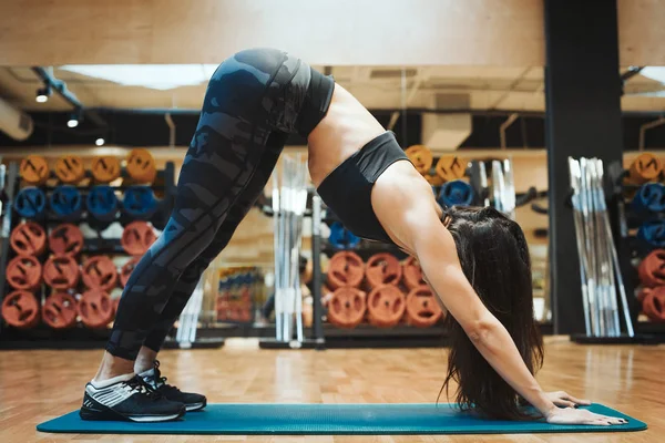 Germe Mavi Yoga Mat Spor Salonunda Asana Poz Çalışmadan Sonra — Stok fotoğraf