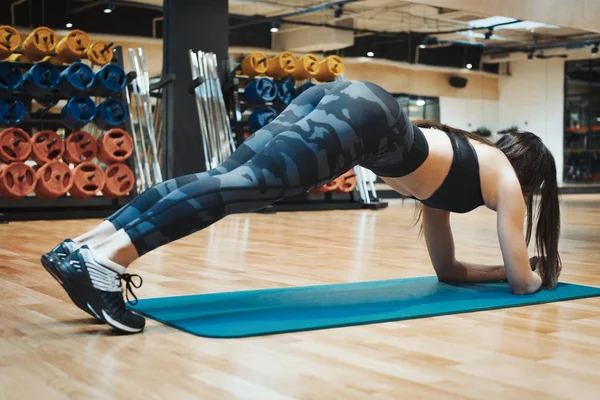 Germe Mavi Yoga Mat Spor Salonunda Asana Poz Çalışmadan Sonra — Stok fotoğraf