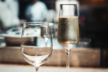 restoranda masada 2 gözlük kabarcıkları ile köpüklü şampanya ile stand