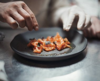 Somon fileto ve sebze hazırlama Restoran şef aşçı