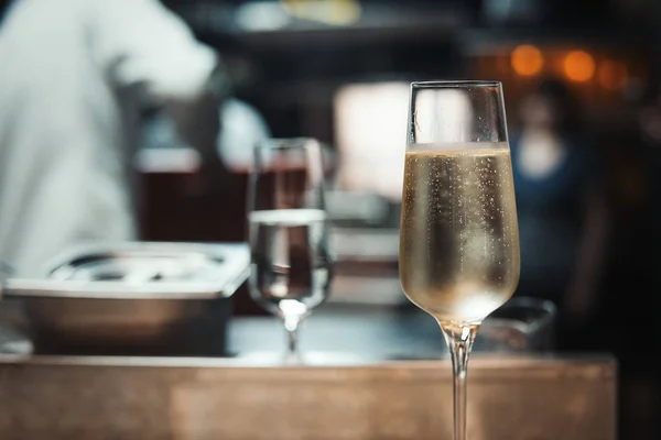 2 pohár pezsgő pezsgővel buborékok ráállnak az asztalra, az étteremben — Stock Fotó