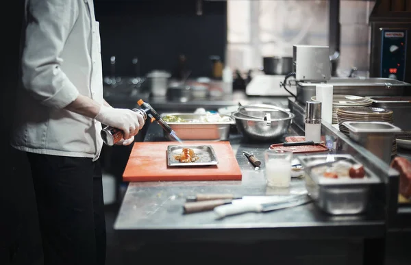 Restaurante chef cozinheiro preparando filé de salmão flambe . — Fotografia de Stock