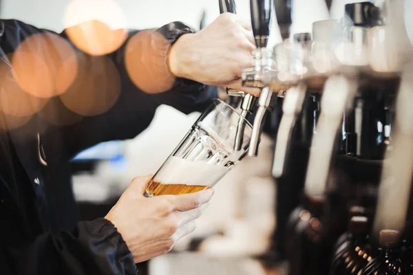 Camarero poors vaso de cerveza . — Foto de Stock