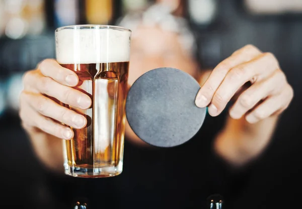 Camarero estira un vaso de cerveza y cerveza . — Foto de Stock