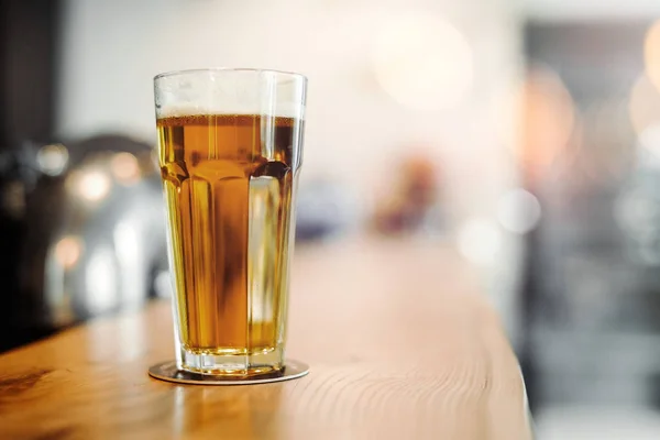Cerveza de vidrio está en el mostrador de bar . — Foto de Stock
