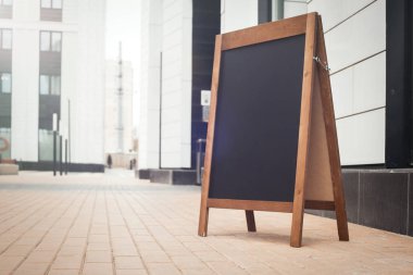 Sokağın skyscarpers yakınındaki tahtaya sandviç.