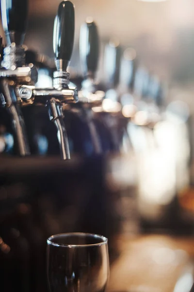 Grifos de cerveza y vaso de cerveza de cerca . — Foto de Stock