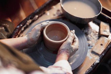 Clay 'le birlikte Çömlekçilik Stüdyosu' nda çalışan Bayan Potter Hands 'i kapatın. El yapımı çanak çömlek yapmak.