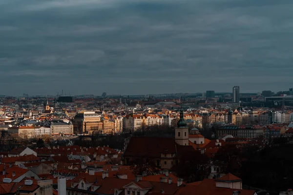 Belle vue sur le paysage urbain de Prague, à la période de Noël et le Nouvel An. Rayon de soleil sur la vieille ville . — Photo