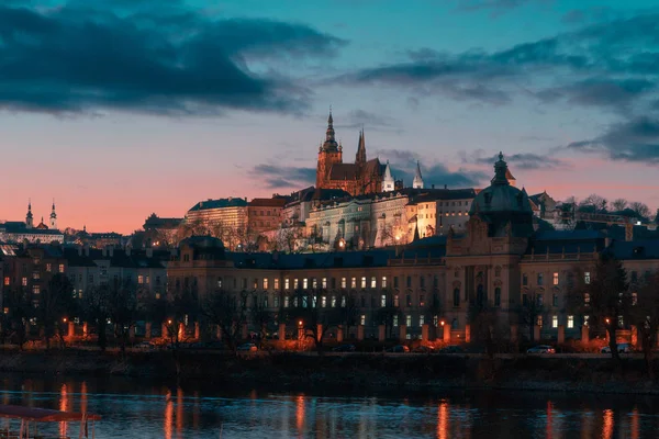 Pražský hrad v soumraku s krásným pozadím s růžovou a modrou barvou, — Stock fotografie