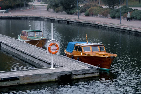 Little Wooden Yacht Moored at Pierce in Finland in de buurt van Riverside. Reizen over het water. Vakantie in zee, — Stockfoto