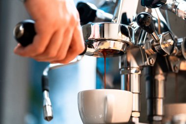 Adam mutfaktaki kahveyi hazırlıyor, evden çıkmıyor. Evde iyi bir kahve hazırlandı. Karantinada Yaşıyor ve Çalışıyor