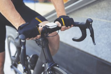 GPS Navigator ve Smart Watches 'lı Road Bike Handle Bar. Modern ve Çağdaş Spor Bisikleti Gadget 'ları. Şehir Arkaplanında Spor Bisikleti Binmek. Boşluğu Kopyala