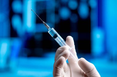 Beyaz Eldivenli Doktor Bağışıklık ve Aşıdan Önce Şırınga Tutuyor. SARS Coronavirus İlacı, 2019-NCoV Mavi Laboratuvar. Tıbbi Deneme