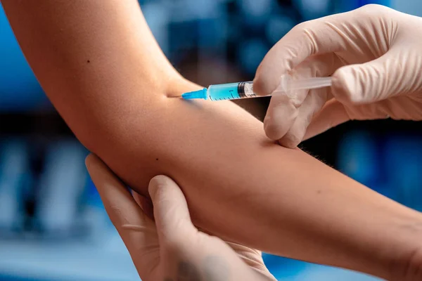 Doctor Vaccinating Patient Sars Coronavirus 2019 Ncov Modern Kórházban Védőoltások — Stock Fotó