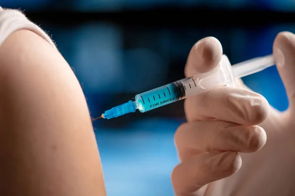 의사가 환자에게 경식도 주사약을 투여하는 백신과 의약품에 Prevention Immunization Treatment — 스톡 사진
