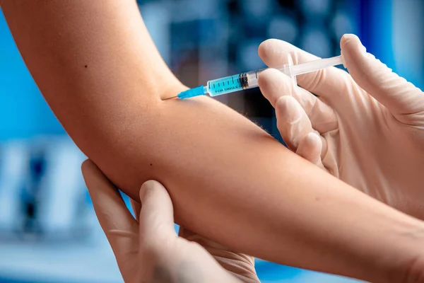 Doctor Vaccinating Patient Sars Coronavirus 2019 Ncov Modern Kórházban Védőoltások — Stock Fotó