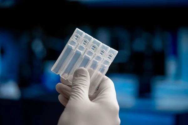 Doctor Holding Vaccine For Injection From SARS Coronavirus, 2019-nCoV. 백신 연구와 의료 상의 시련 — 스톡 사진