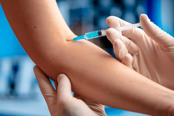 Doctor Vaccinating Patient from SARS Coronavirus, 2019-nCoV A modern kórházban. Védőoltások. Immunizáció — Stock Fotó